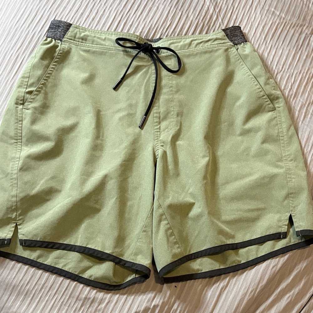 Chubbies 7” Compression Lined Shorts in green with grey trim size medium